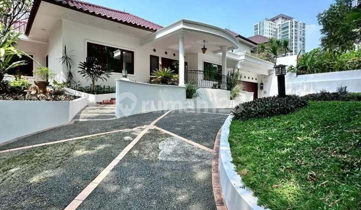 Rumah Klassik Best Location Darmawangsa 