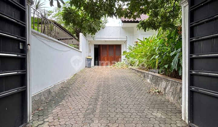 Rumah Klassik 1 Lantai Private Pool Kebayoranbaru
