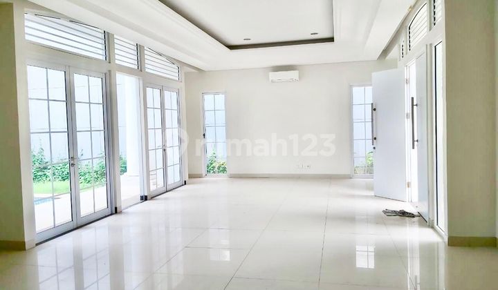 Luxury House with a Large Yard and Pool at BSD De Park, Tangerang 2