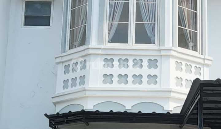 House in Neat Condition Ready to Occupy, Strategic Location Near Modern Market Station in Delatinos, BSD City. House in Neat Condition Ready to Occupy, Strategic Location Near Modern Market Station in Delatinos, BSD City.