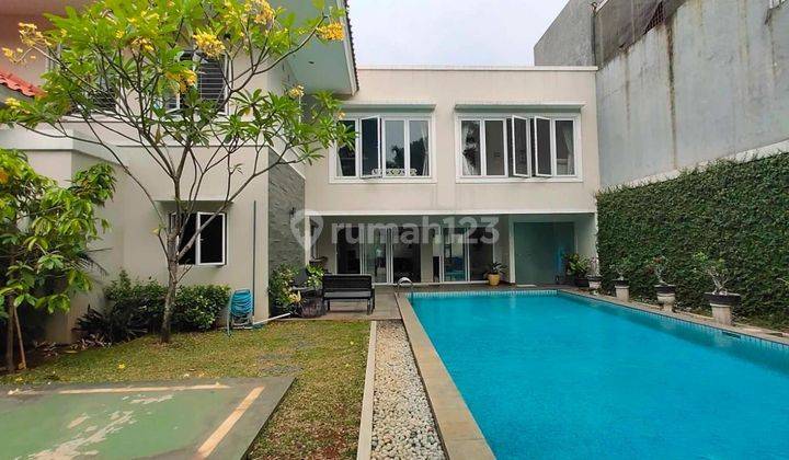 Jarang Ada Rumah di Puspita Loka BSD Strategis Private Pool 
 
 1