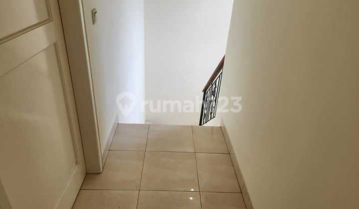 House in Neat Condition Ready to Occupy, Strategic Location Near Modern Market Station in Delatinos, BSD City. House in Neat Condition Ready to Occupy, Strategic Location Near Modern Market Station in Delatinos, BSD City.