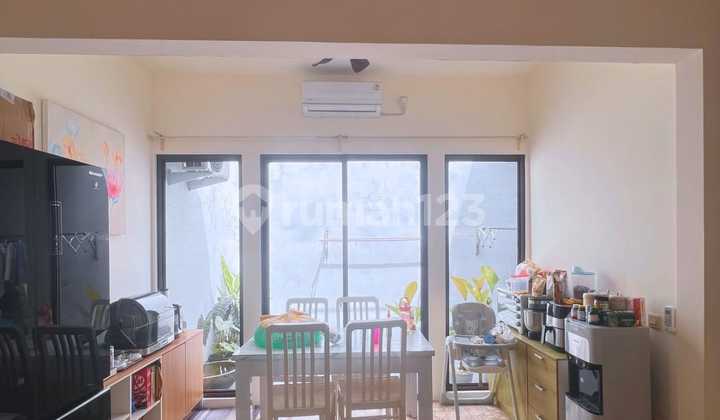 A Neat and Comfortable House in The Green Blossomville, BSD City 2