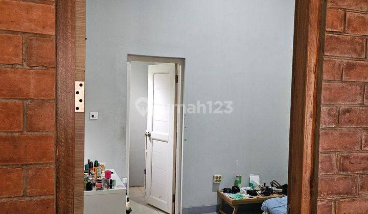 Rumah cantik rapih bangunan baru 
2 lantai lokasi strategies di Jakarta Selatan 2