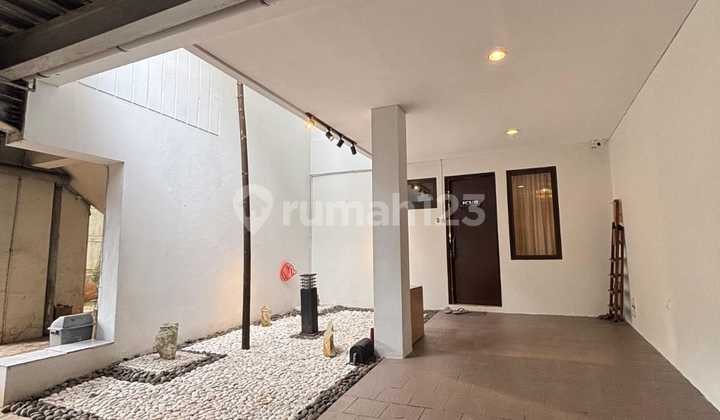 Rumah 3 Lantai Rapih Siap Huni Sudah Furnish Hoek di Greenwich Whelford BSD 2