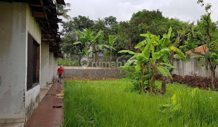 Rumah tua hitung tanah cocok di bangun untuk developer rumah area kebayoran lama. 2