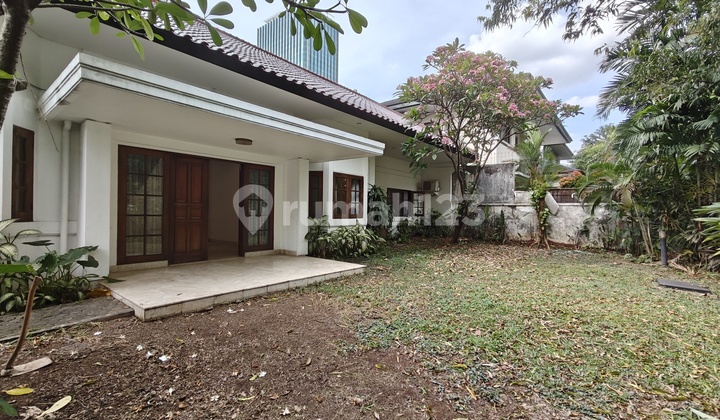 Rumah cantik terawat daerah nya tenang lokasi di kebayoran baru
