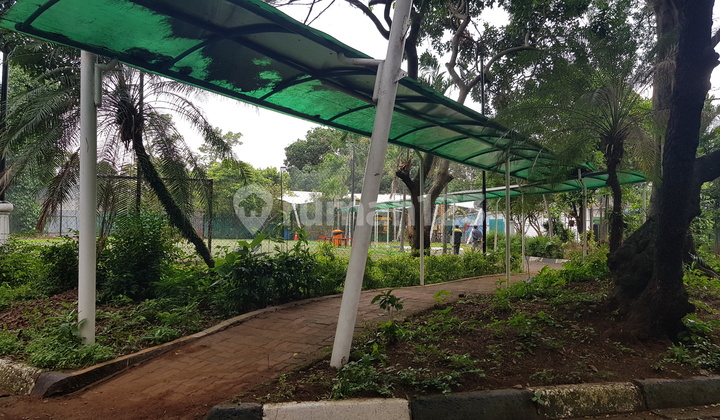 Bangunan dengan halaman luas di daerah Kemang Jakarta Selatan Jakarta Selatan. 2