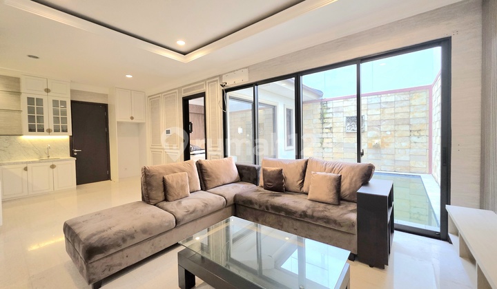 Luxury House With Swimming Pool in the Prestigious Jadeite Area of BSD City. Features a Sports Club Within the Cluster, Close to Toll Exit, Aeon Mall, Near Nanyang International School, Ipeka, etc.