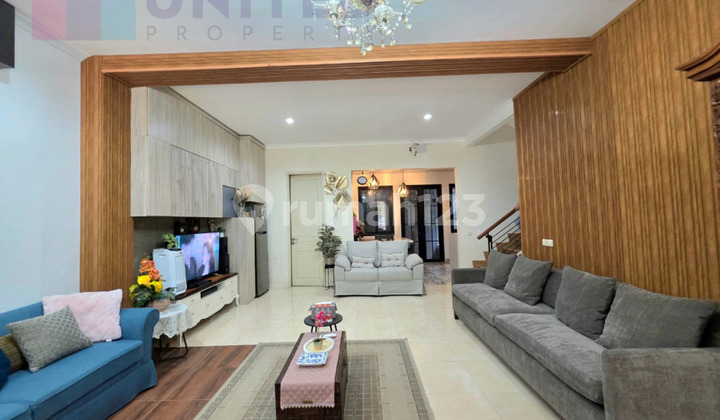 Beautiful House, Fully Renovated, Move-In Ready, Semi-Furnished in De Latinos, Near Toll Exit and Rawa Buntu Train Station.