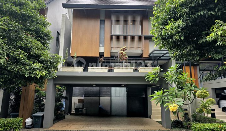 Rumah Furnished.3.lantai.dengan Attic ********.dan Sky Balcony Di Caelus Greenwich Memiliki.3 Sport Club, Lokasi Strategis 