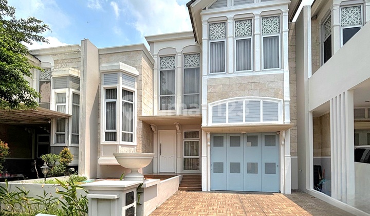 Neat House with Private Swimming Pool in Greenwich BSD City. Has 3 Sports Clubs. Strategic Location at the Border of BSD and Gading Serpong.