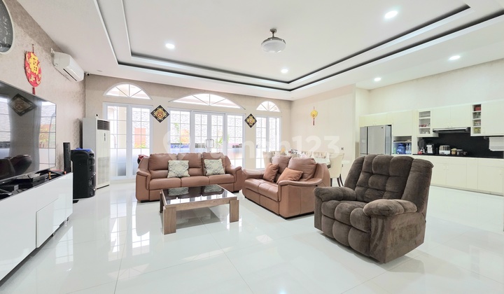 Luxury American Classic Home De Maja BSD City with Direct Access to Sport Club De. Prime Park Location Near Toll Exit and CBD BSD, Close to Atmajaya University and Prasetya Mulia University.