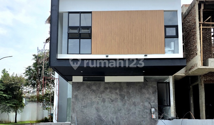Rumah Brand New Bangunan Mandiri , 2.5 Lantai, Rooftop, Di Icon Eternity Dekat Exit Tol, Aeon Mall, Pasar Modern Intermoda, Stasiun Kereta, Universitas Atmaya Dan Prasetya Mulia