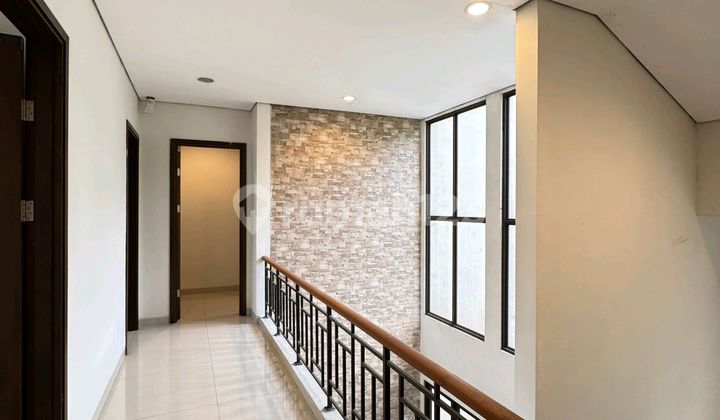 Ready-to-Live Neat House Mayfield Greenwich, Resort Area Concept with 3 Sports Clubs, Strategic Location. 2