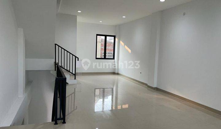 Ruko di Jalan Raya Nusa Loka Bsd Serpong Tangerang kondisi bagus 4