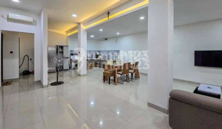 Rumah Hook di jalan asia baru 3 lantai jakarta barat