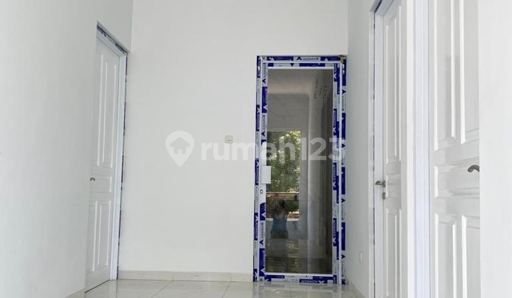 Rumah 2 Lantai di Bukit Palma, Surabaya Gress, Modern Minimalis 2