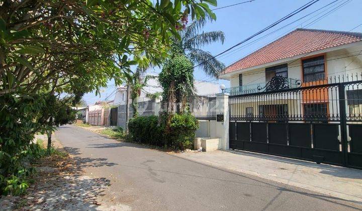 Rumah di Jl. Kavling DKI Blok 3 No.14. Jakarta Barat. Meruya Utara. Rumah asri dan parkir luas .  1