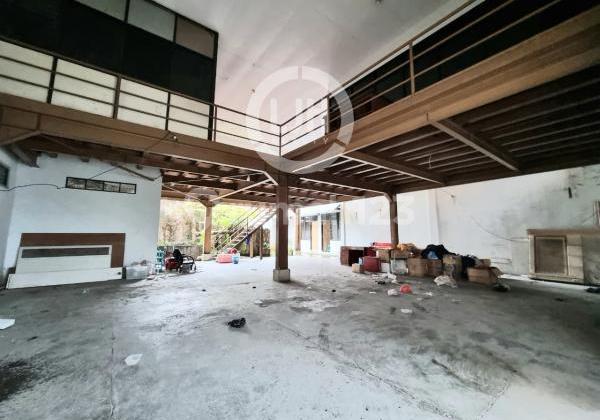 Rumah dan Gudang di Jalan Wot Gandul 1