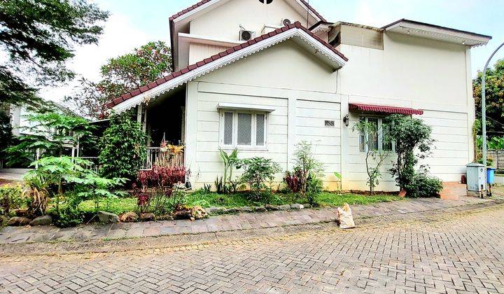 Rumah Dengan Pencahayaan Bagus  Posisi Hoek Depan Taman Di Bintaro Jaya 1