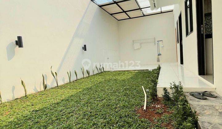 Rumah Rapih Siap Huni Halaman Luas Di Graha Raya 2