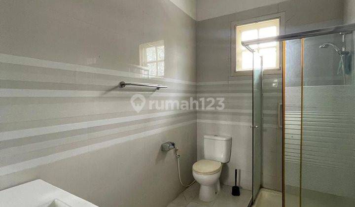 Rumah Semi Furnished  Private Pool Posisi Hoek Di Bintaro 2