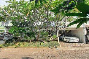 tampak depan rumah renovasi halaman depan luas
