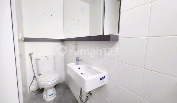 kamar mandi rumah bagus modern 2 lantai