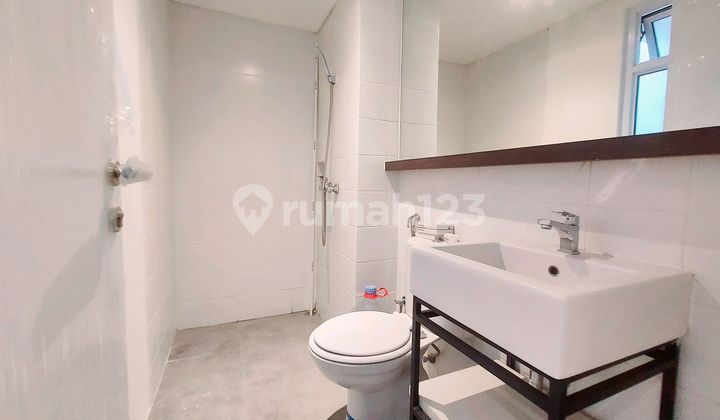 kamar mandi rumah bagus modern 2 lantai