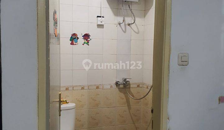 Rapi siap huni 2 lt dekat ke stasiun rumah 2 lt di taman semanan 2