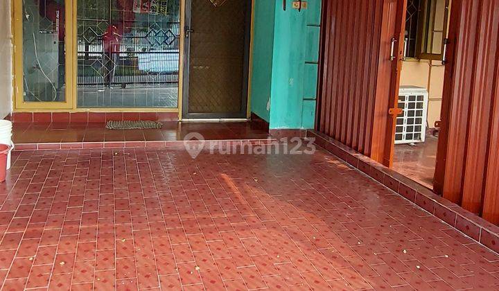 Rumah 1.5 depan taman lebar 8 dekat stasiun di taman semanan 2