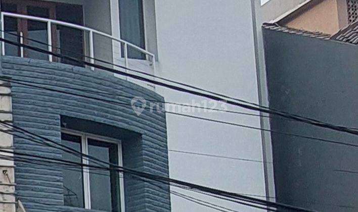 Rumah keren 5 lt mezanine luas 140 semi furnish dekat sekolah 1