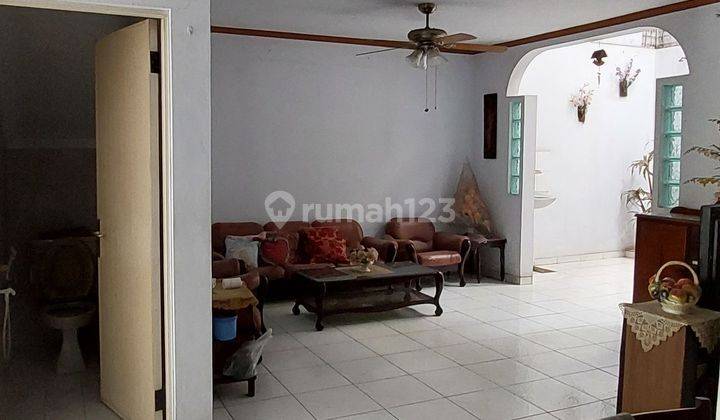 Rumah furnish 2 lt hadap utara kamar 5 jalan utama rapi terawat 2