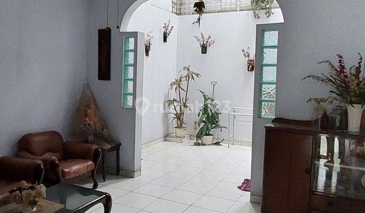 Rumah furnish 2 lt hadap utara kamar 5 jalan utama rapi terawat 1