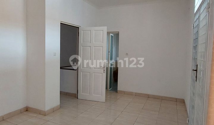 Rumah 2 Lt Disewa di Semanan Bagus Siap Huni Hadap Utara