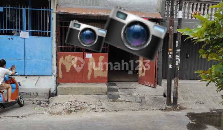 For Quick Sale: House in Pademangan, Front Road, Spacious, Near School For Quick Sale: House in Pademangan, Front Road, Spacious, Near School