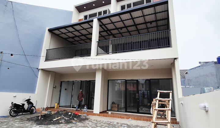 Ruko 3 Lantai Lebar 5 Meter 2 Units Lokasi Strategis di Kencana Loka M369