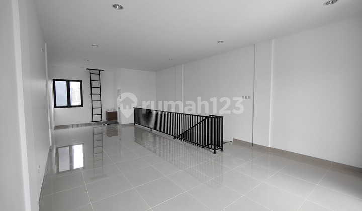 Ruko 3 Lantai Lebar 5 Meter 2 Units Lokasi Strategis di Kencana Loka M369