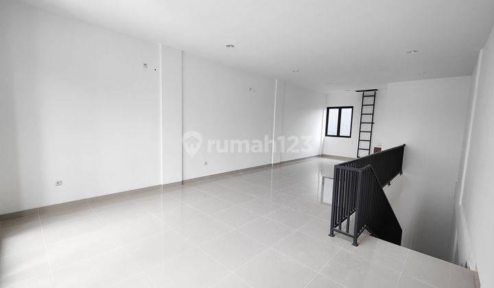 Ruko 3 Lantai Lebar 5 Meter 2 Units Lokasi Strategis di Kencana Loka M369