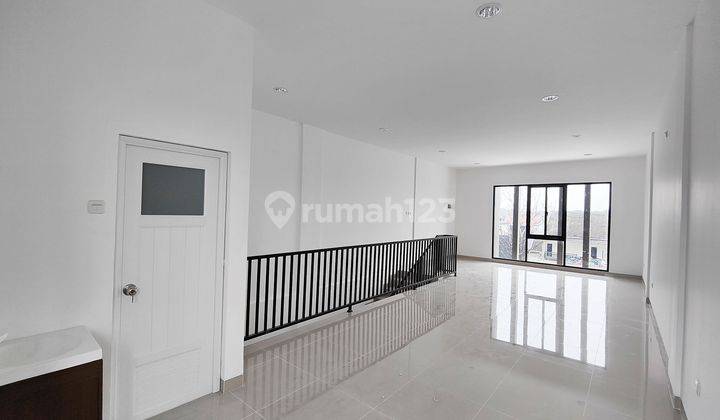 Ruko 3 Lantai Lebar 5 Meter 2 Units Lokasi Strategis di Kencana Loka M369