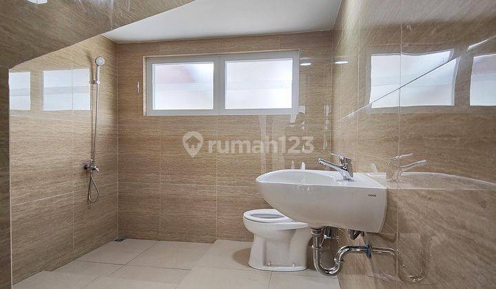Rumah Hoek Bangunan Mandiri Layout Bagus 4 Kamar di The Icon M323