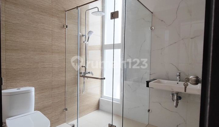 Rumah Hoek Bangunan Mandiri Layout Bagus 4 Kamar di The Icon M323
