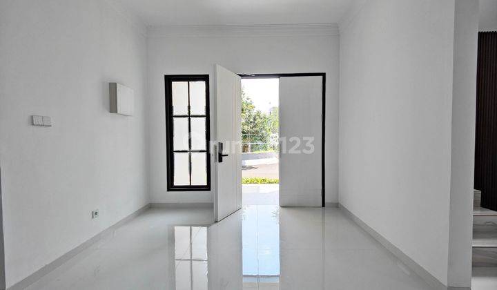 Rumah Baru Hoek Layout Menawan 4 Kamar Siap Huni di The Icon M403