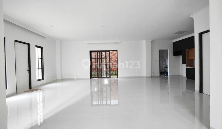 Rumah Baru Hoek Layout Menawan 4 Kamar Siap Huni di The Icon M403