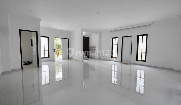 Rumah Baru Hoek Layout Menawan 4 Kamar Siap Huni di The Icon M403