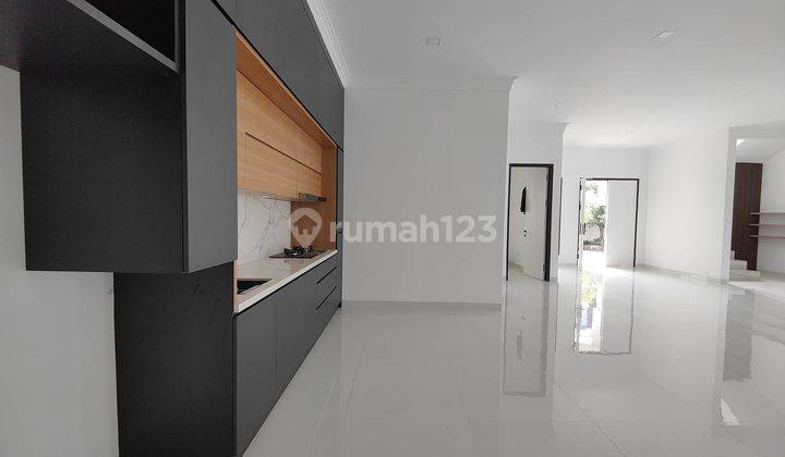 Rumah Baru Hoek Layout Menawan 4 Kamar Siap Huni di The Icon M403
