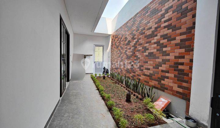 Rumah Baru Hoek Layout Menawan 4 Kamar Siap Huni di The Icon M403