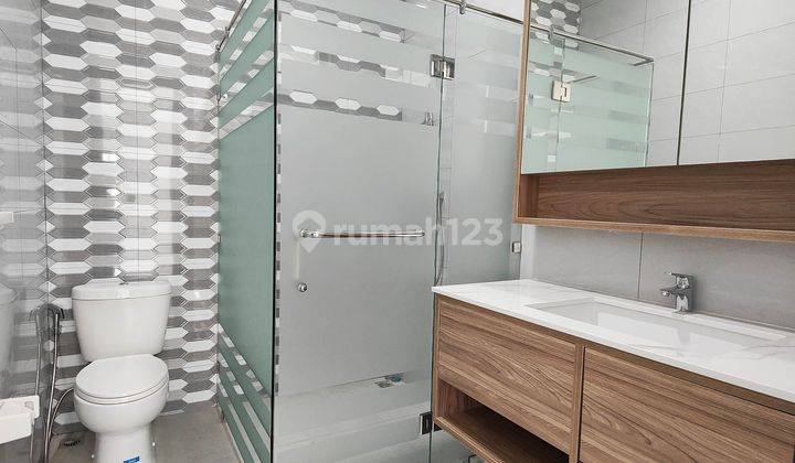 Rumah Baru Hoek Layout Menawan 4 Kamar Siap Huni di The Icon M403