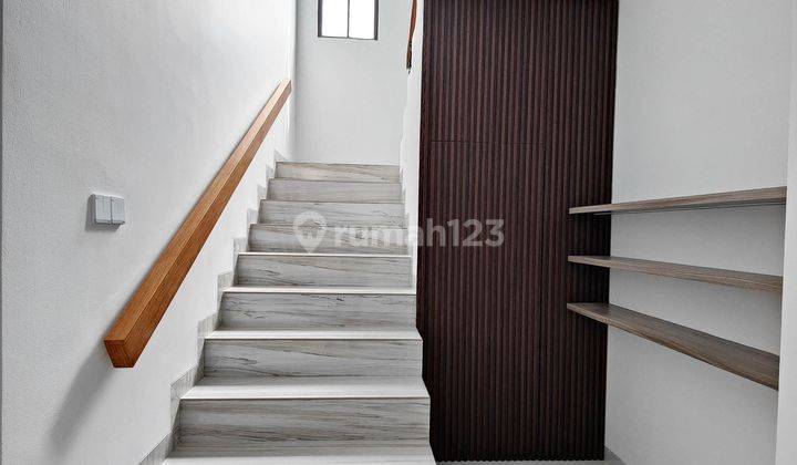Rumah Baru Hoek Layout Menawan 4 Kamar Siap Huni di The Icon M403